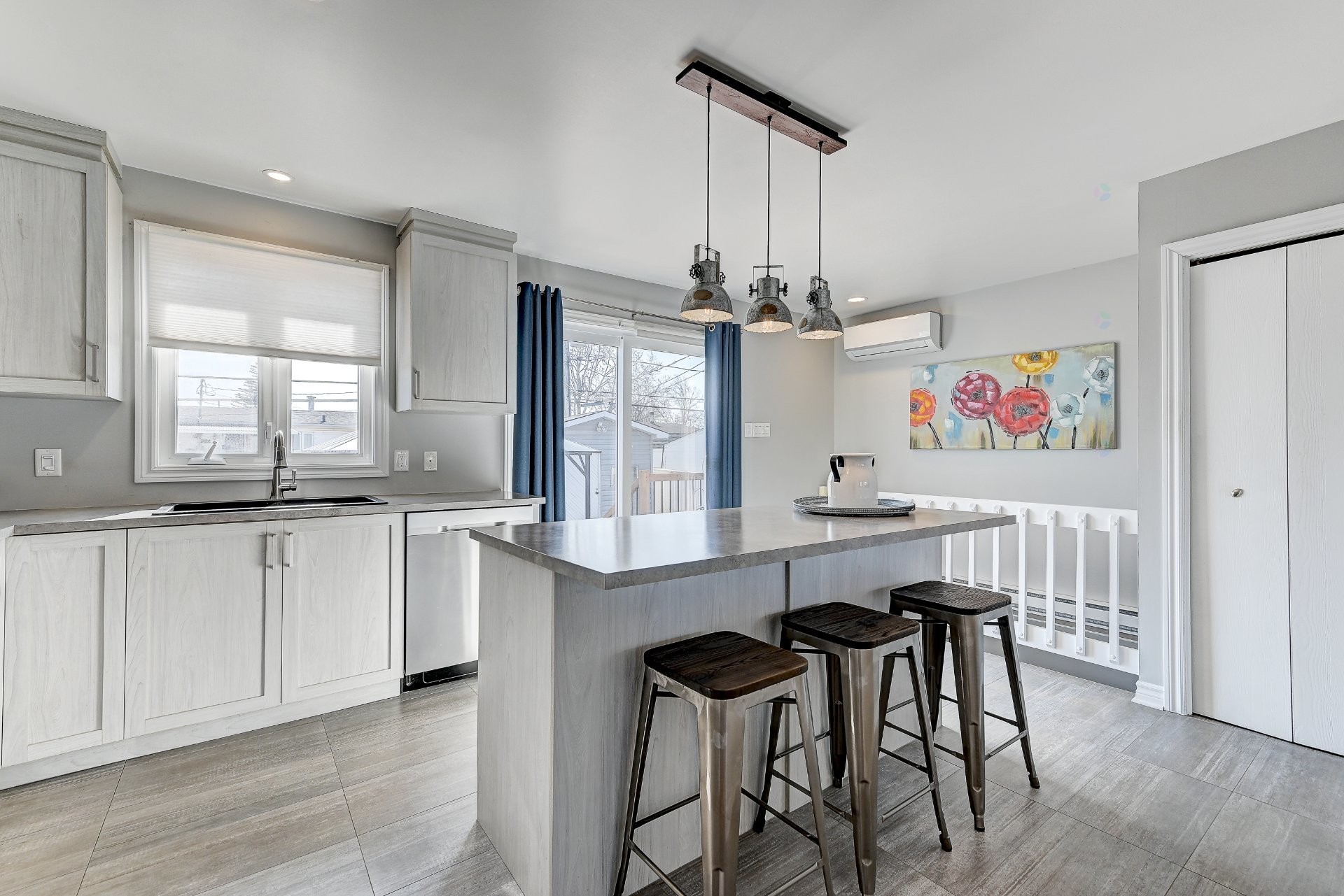 









1365


Place Alfred-DesRochers

,
Sainte-Catherine,




QC
J5C1E3

