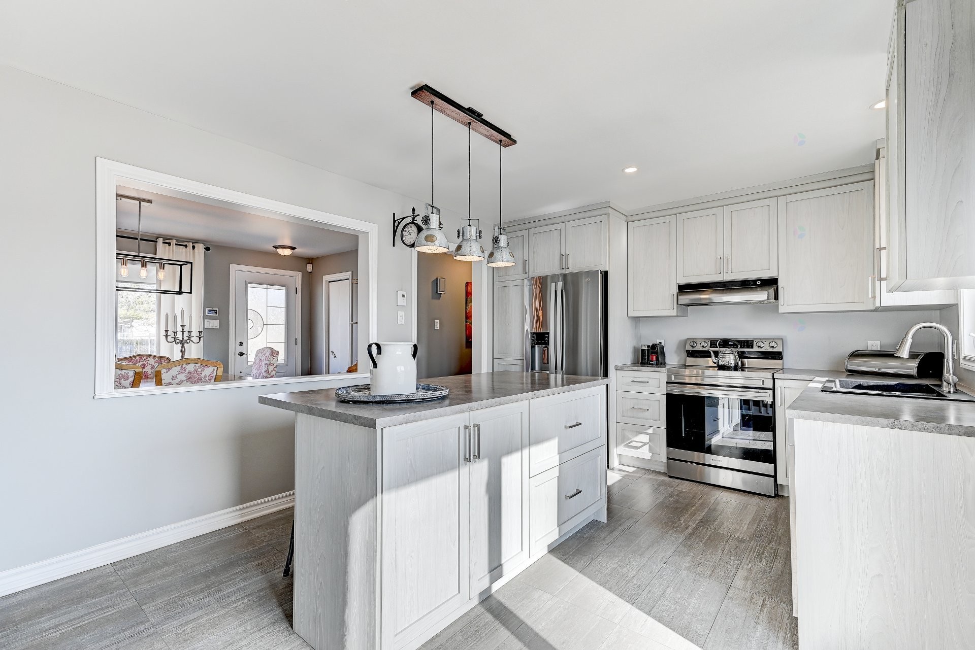 









1365


Place Alfred-DesRochers

,
Sainte-Catherine,




QC
J5C1E3

