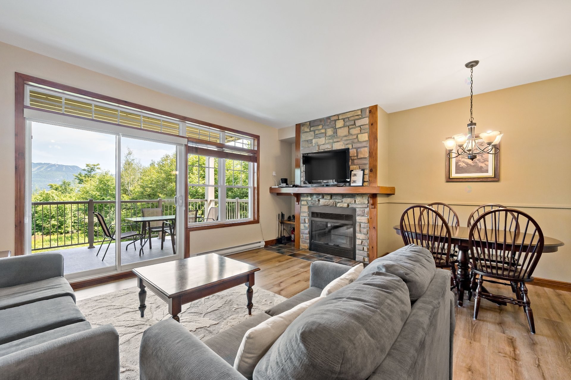 









225


Rue du Mont-Plaisant

, 7,
Mont-Tremblant,




QC
J8E1L2

