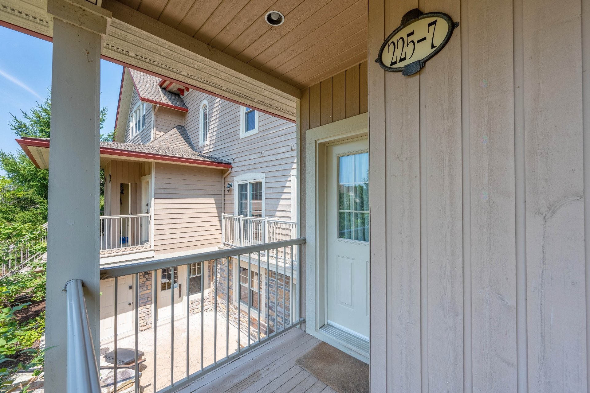 









225


Rue du Mont-Plaisant

, 7,
Mont-Tremblant,




QC
J8E1L2


