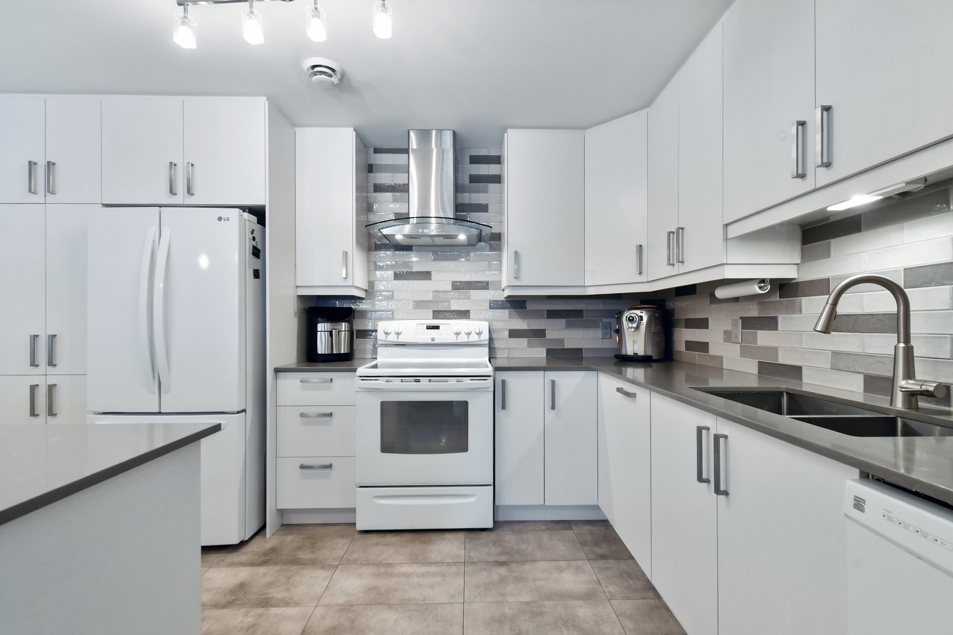 









390


Place du Louvre

, 103,
Mascouche,




QC
J7K0T2


