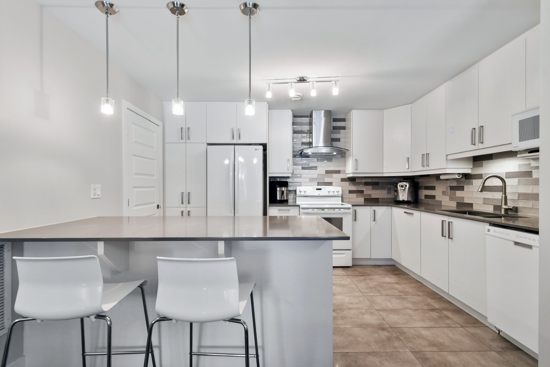 









390


Place du Louvre

, 103,
Mascouche,




QC
J7K0T2

