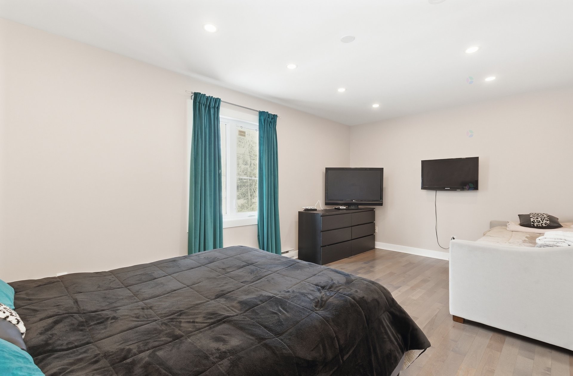 









610


Mtée Montrougeau

,
Laval (Fabreville),




QC
H7P5L1

