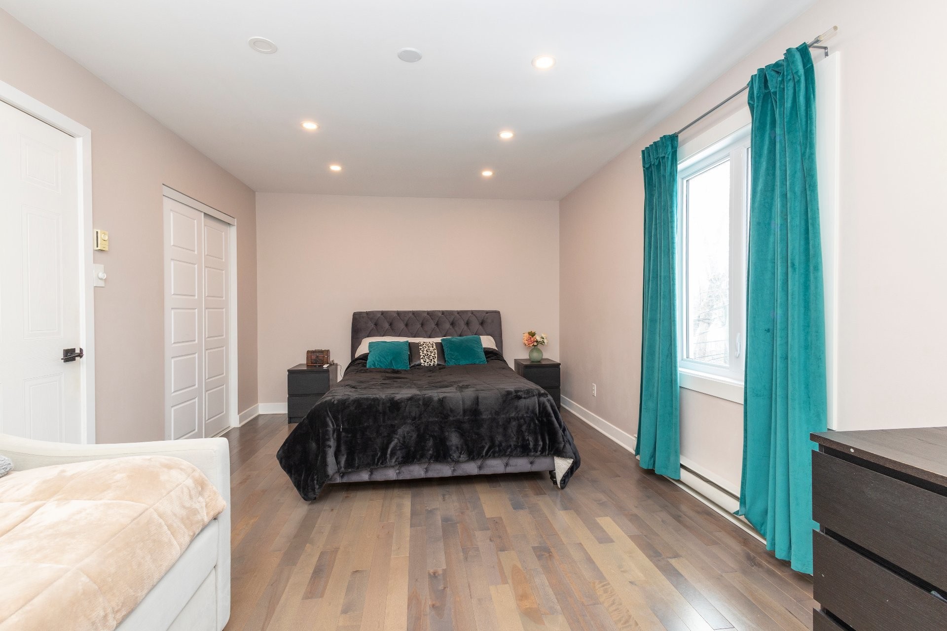 









610


Mtée Montrougeau

,
Laval (Fabreville),




QC
H7P5L1

