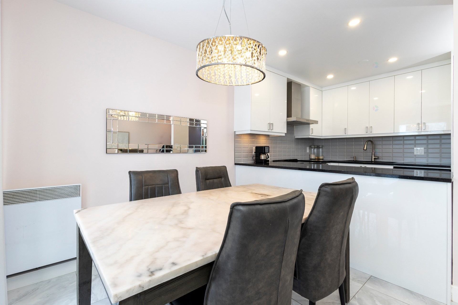 









610


Mtée Montrougeau

,
Laval (Fabreville),




QC
H7P5L1

