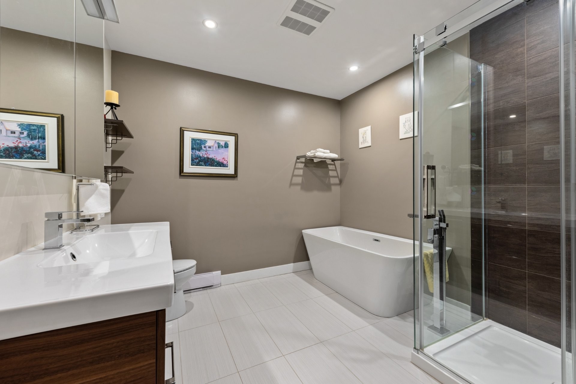 









2000


Rue De Chambly

, 404,
Saint-Bruno-de-Montarville,




QC
J3V6H3

