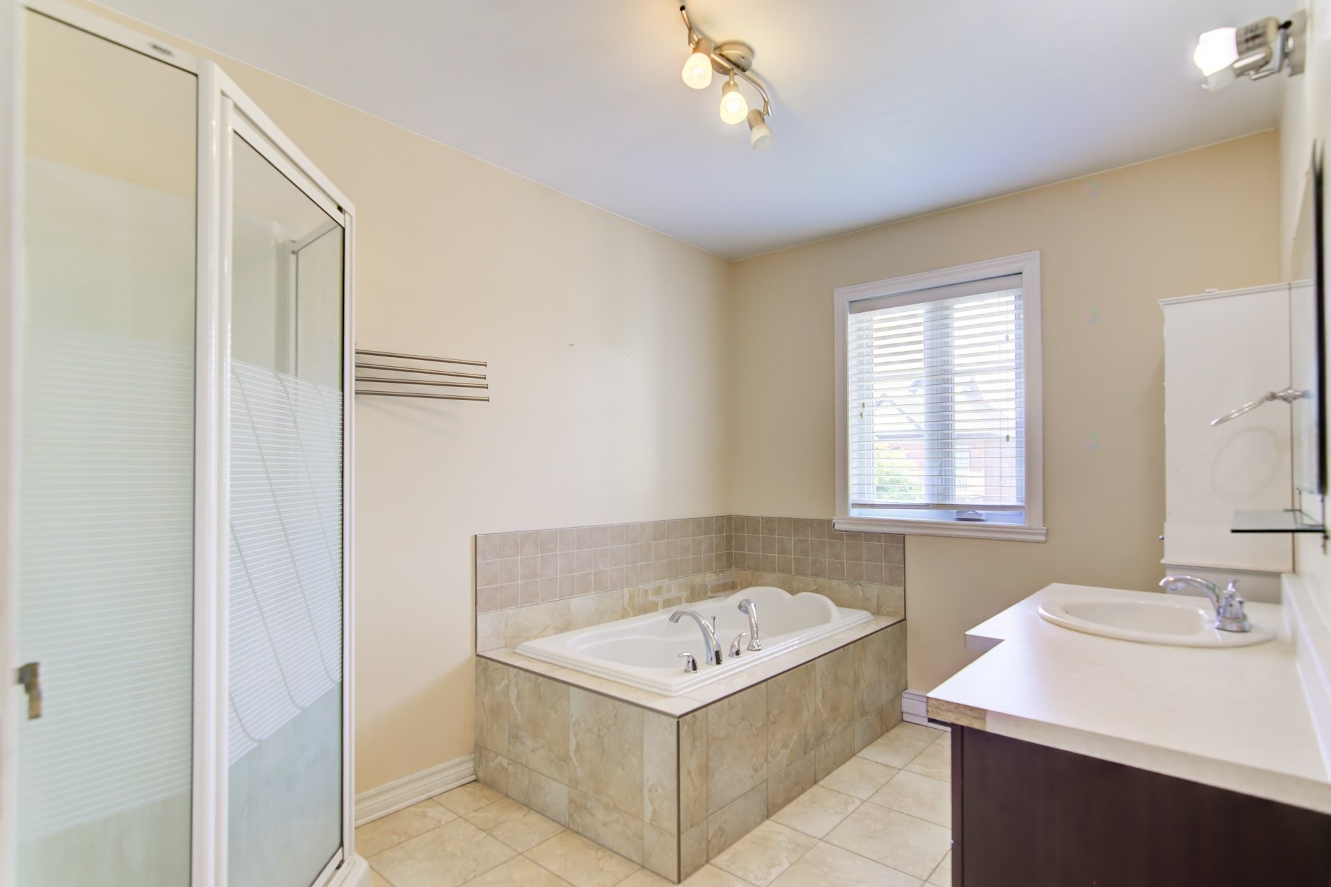 









8165


Rue Louisbourg

,
Brossard,




QC
J4Y0H6

