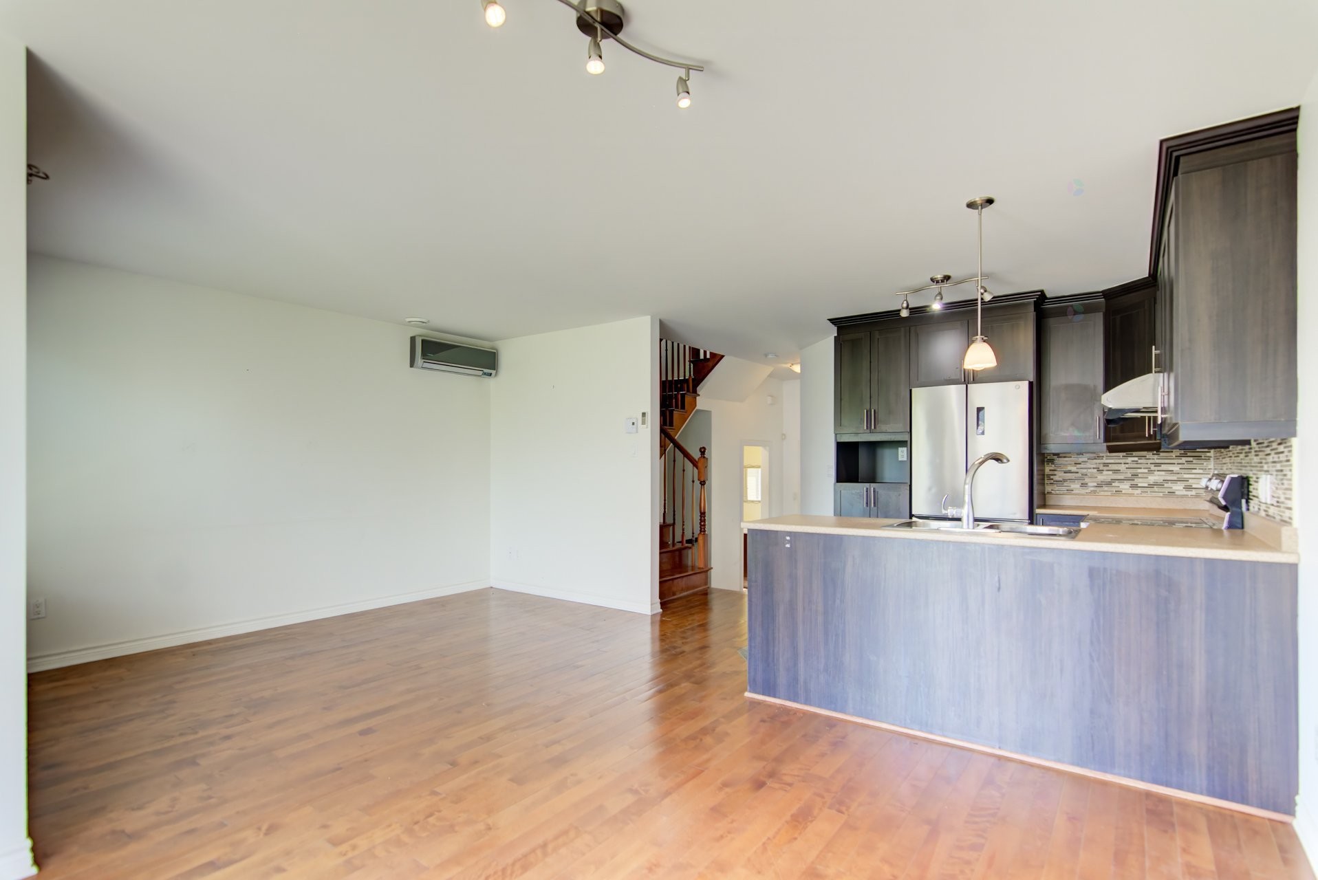 









8165


Rue Louisbourg

,
Brossard,




QC
J4Y0H6

