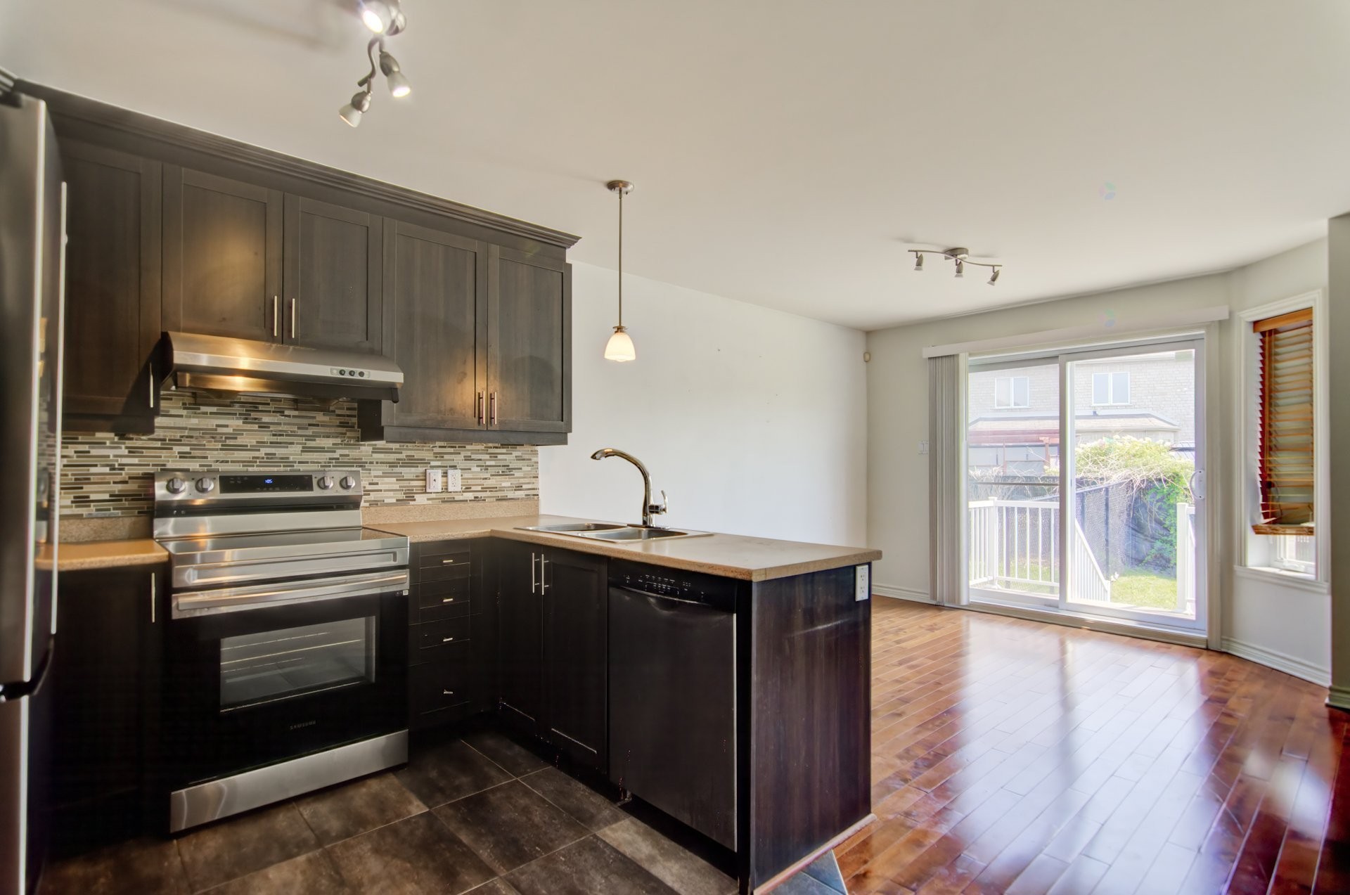 









8165


Rue Louisbourg

,
Brossard,




QC
J4Y0H6

