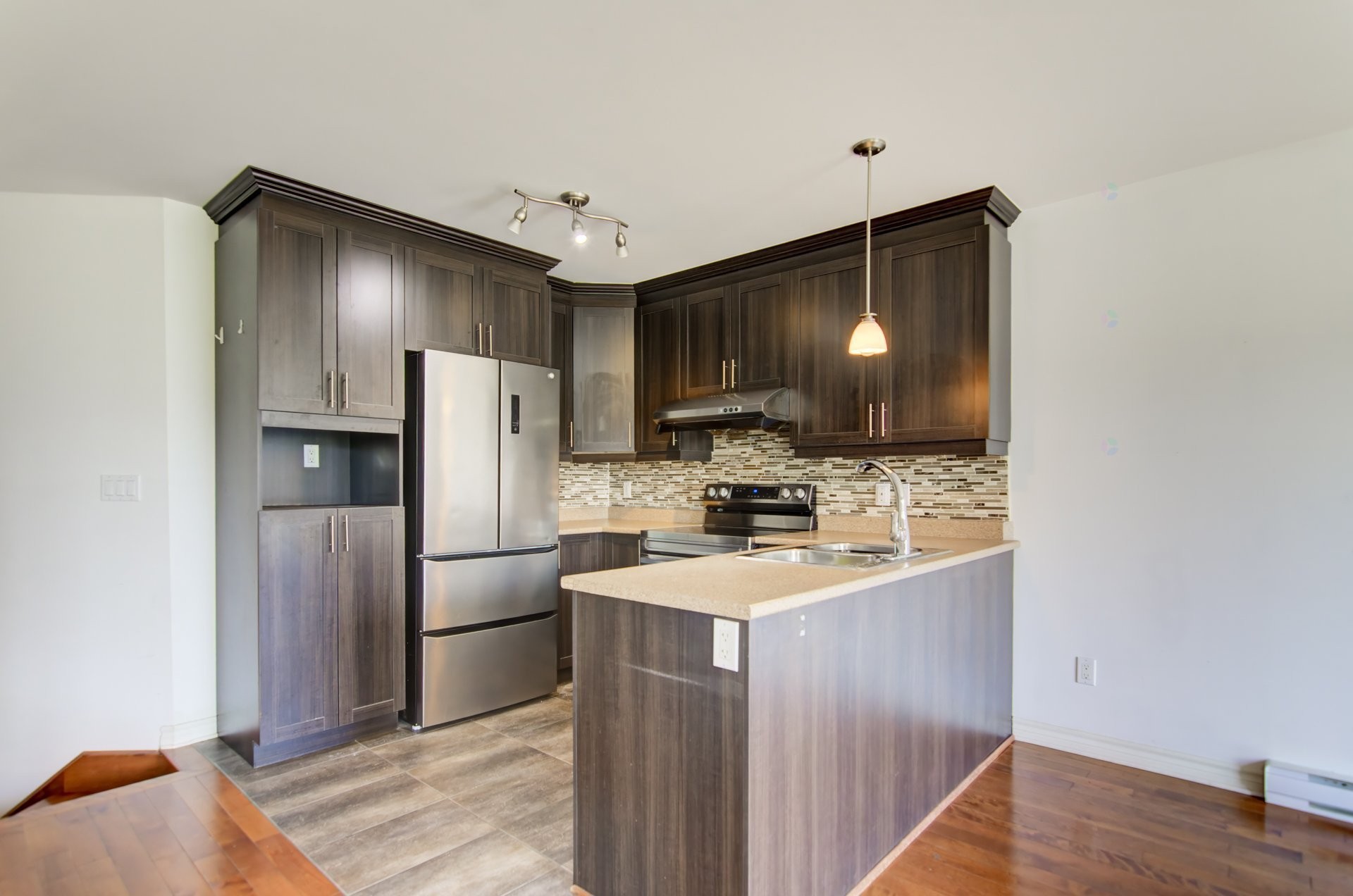 









8165


Rue Louisbourg

,
Brossard,




QC
J4Y0H6

