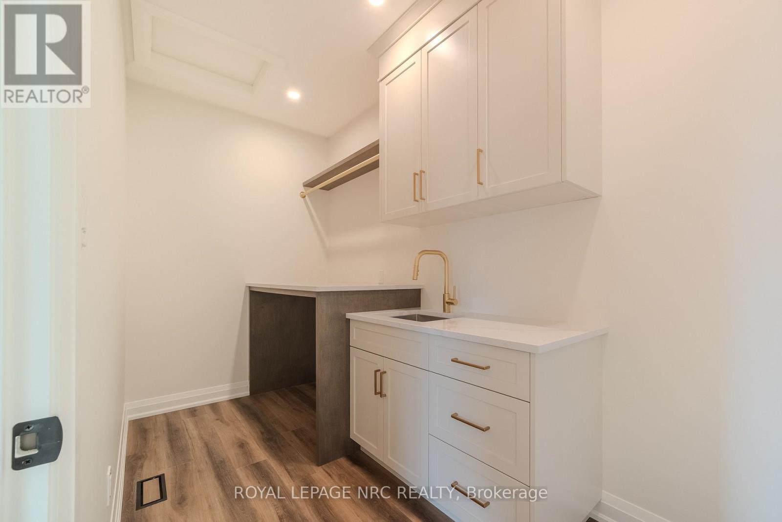 












4180 FLY ROAD

,
Lincoln (Escarpment),




Ontario
L0R1G0

