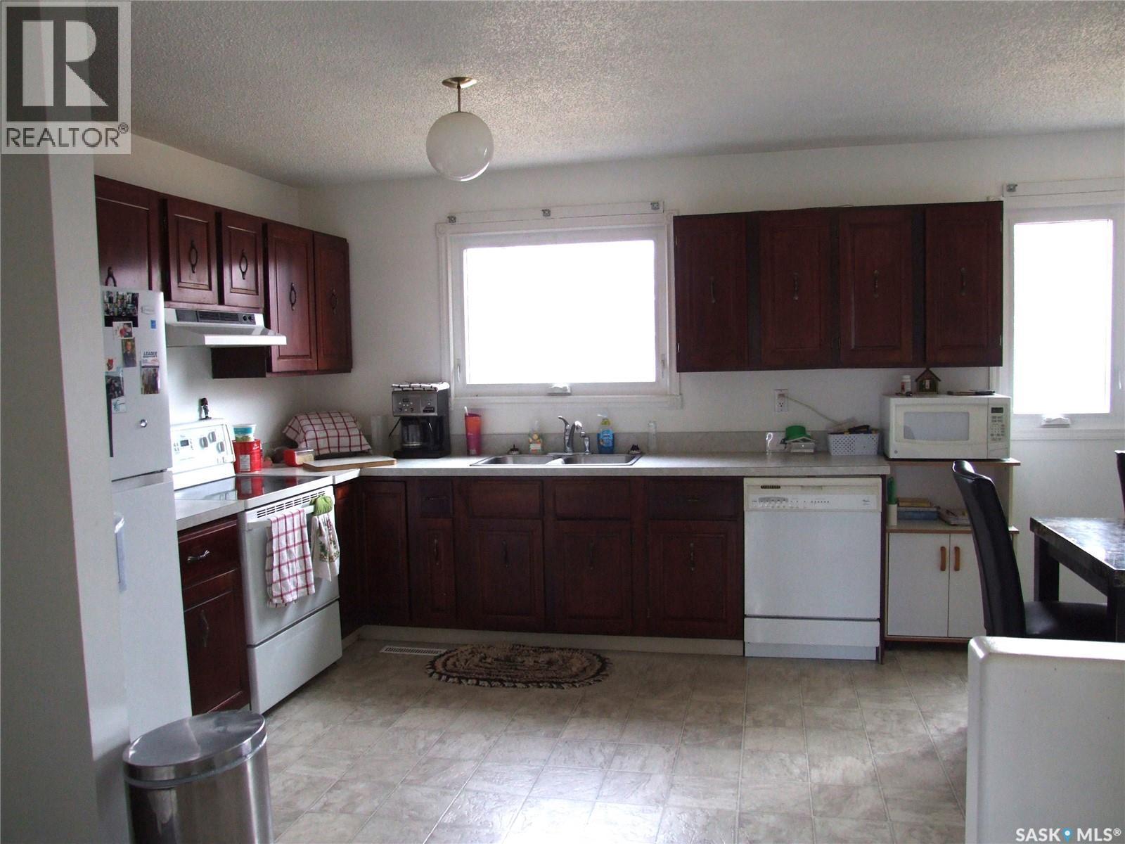 












524 1st STREET W

,
Leader,




Saskatchewan
S0N1H0

