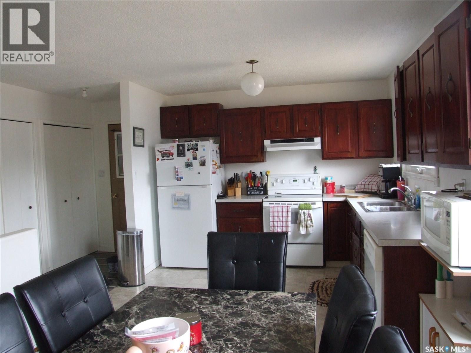 












524 1st STREET W

,
Leader,




Saskatchewan
S0N1H0


