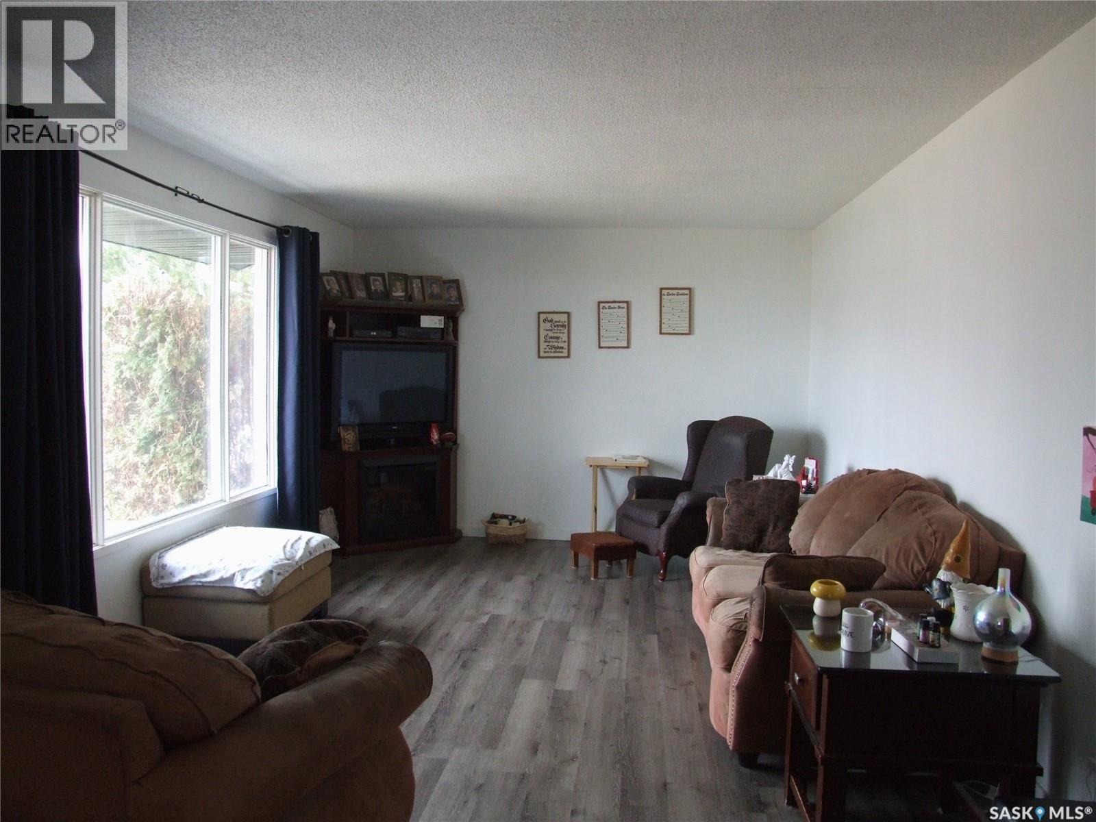 












524 1st STREET W

,
Leader,




Saskatchewan
S0N1H0

