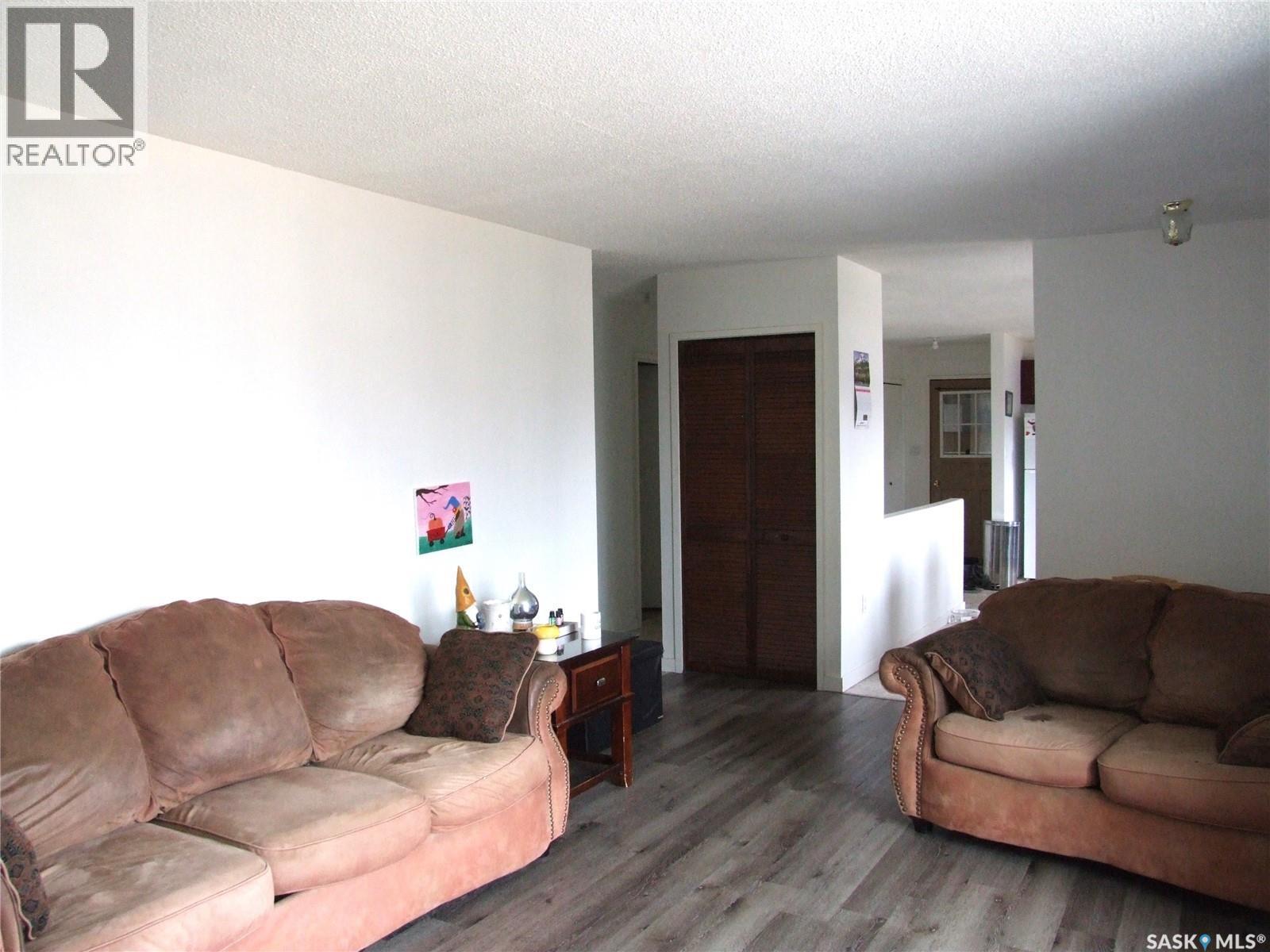 












524 1st STREET W

,
Leader,




Saskatchewan
S0N1H0

