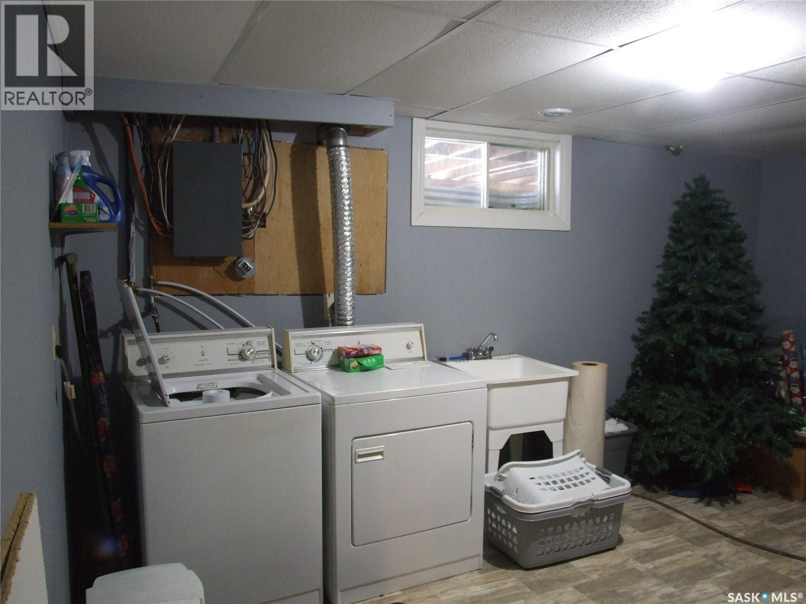 












524 1st STREET W

,
Leader,




Saskatchewan
S0N1H0

