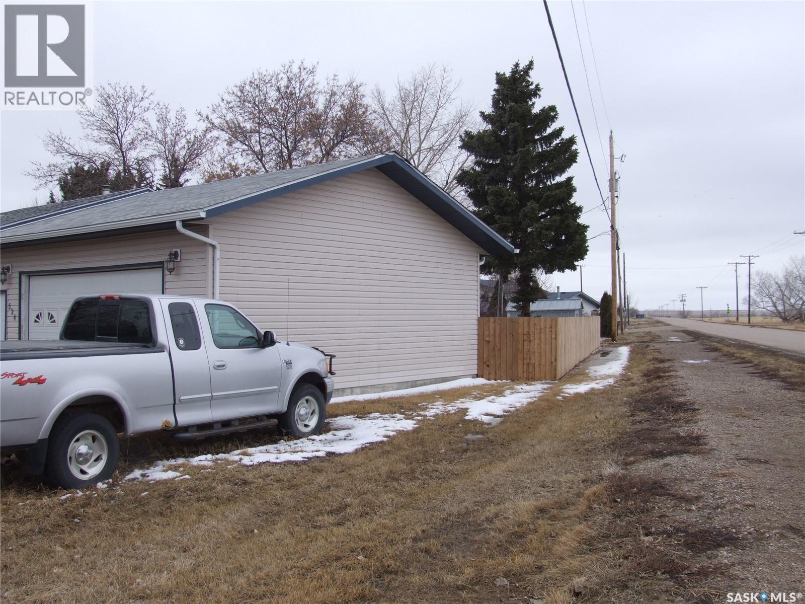












524 1st STREET W

,
Leader,




Saskatchewan
S0N1H0

