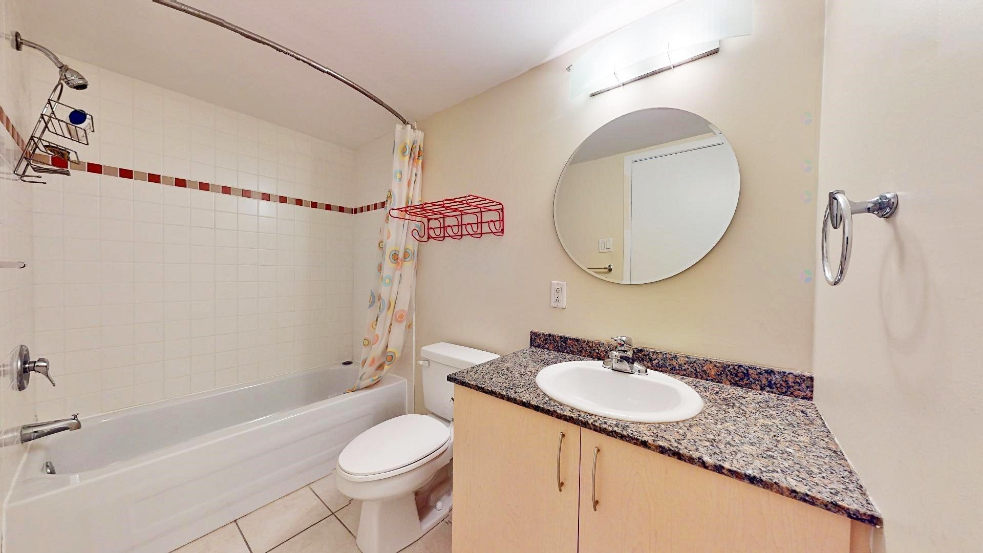 









98


Rue Charlotte

, 551,
Montréal (Ville-Marie),




QC
H2X3V2

