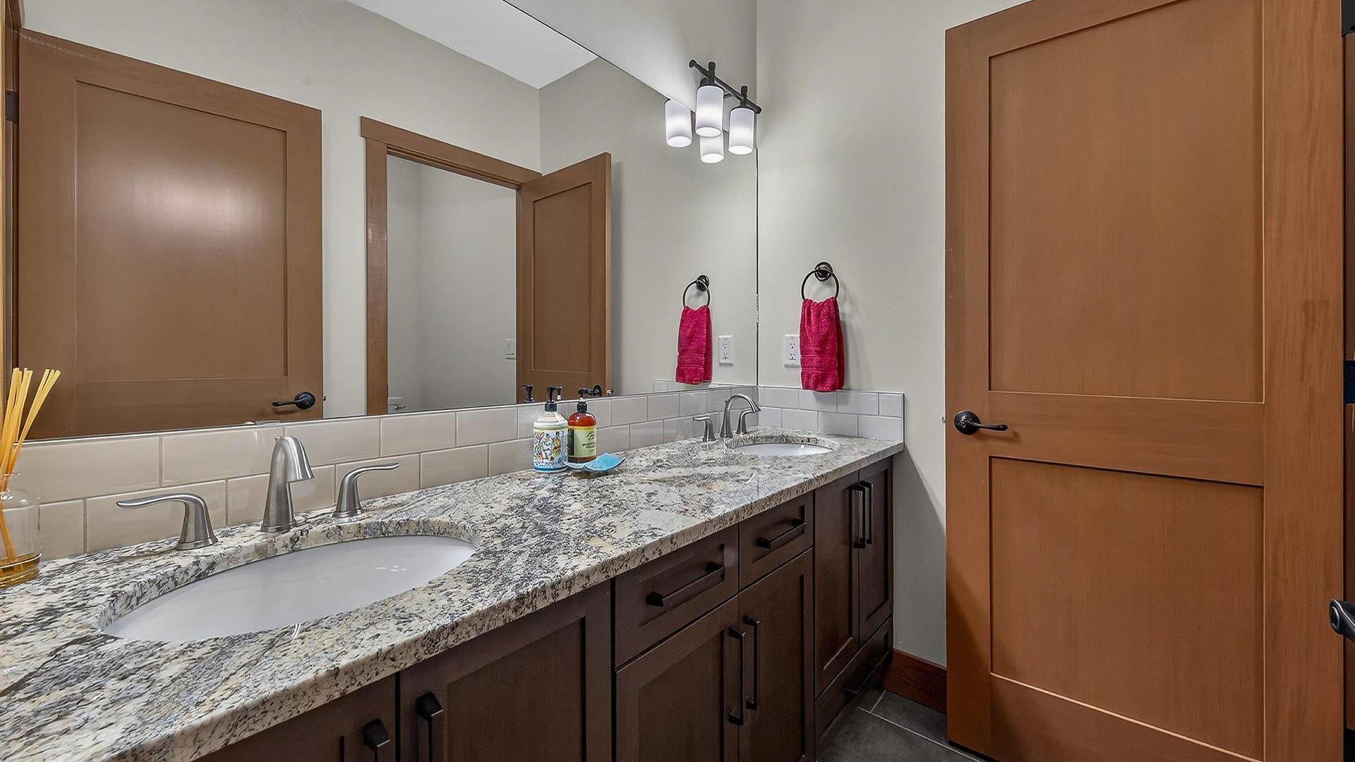 









7540


Springs

Terrace,
Radium Hot Springs,




BC
V0A 1M0

