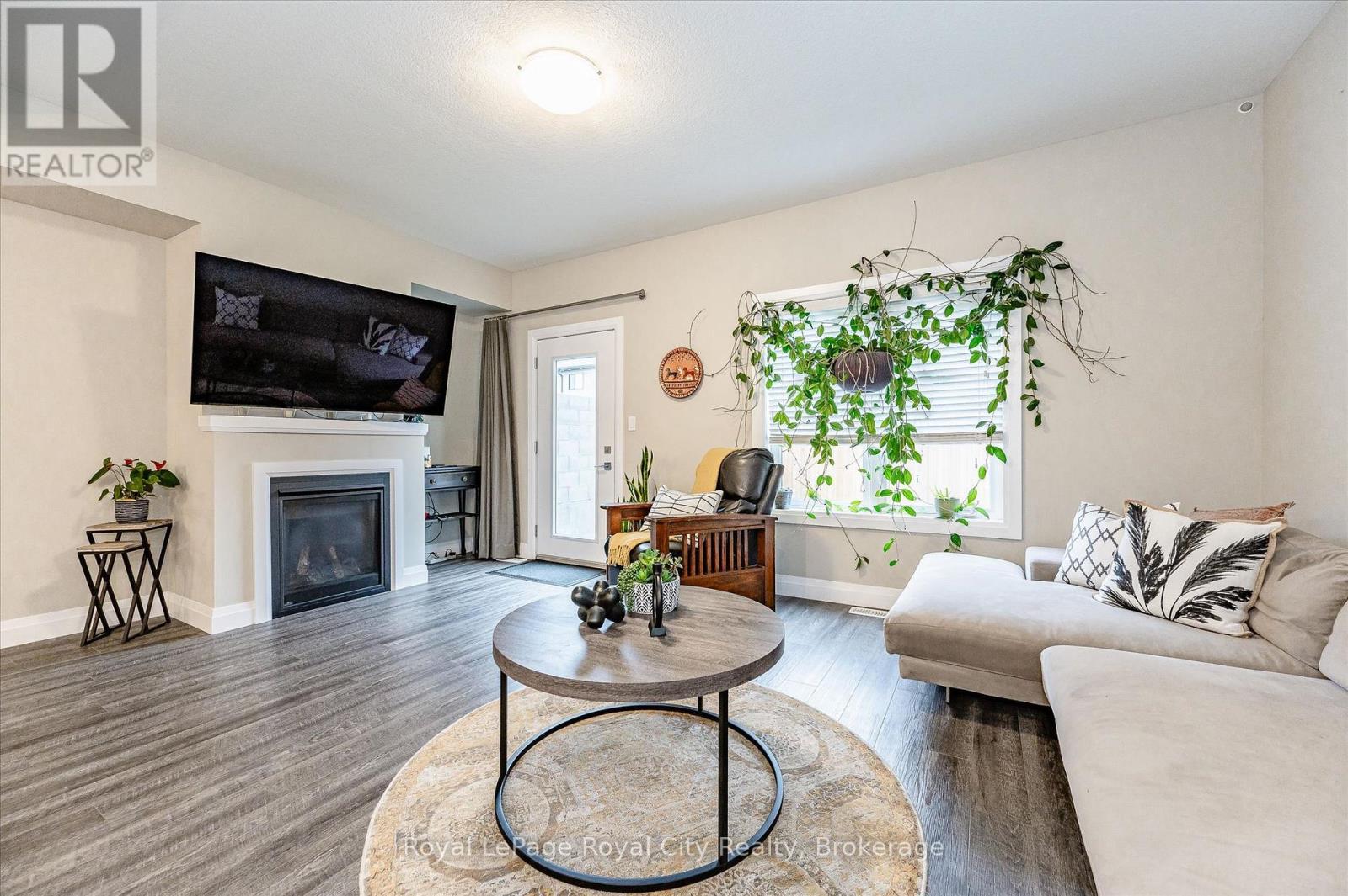 












3 - 35 WIDEMAN BOULEVARD

,
Guelph (Victoria North),




Ontario
N1E0J2

