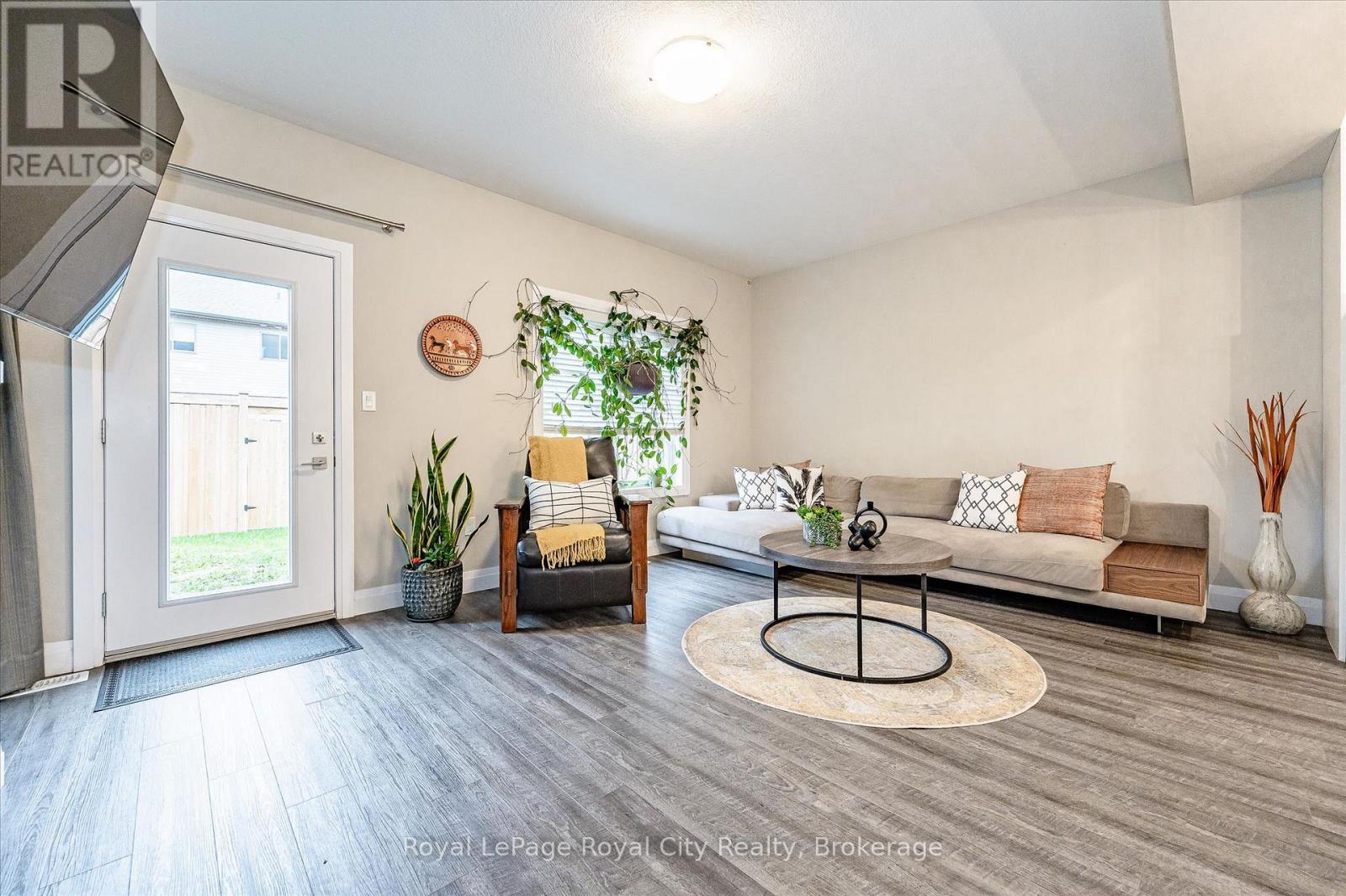 












3 - 35 WIDEMAN BOULEVARD

,
Guelph (Victoria North),




Ontario
N1E0J2

