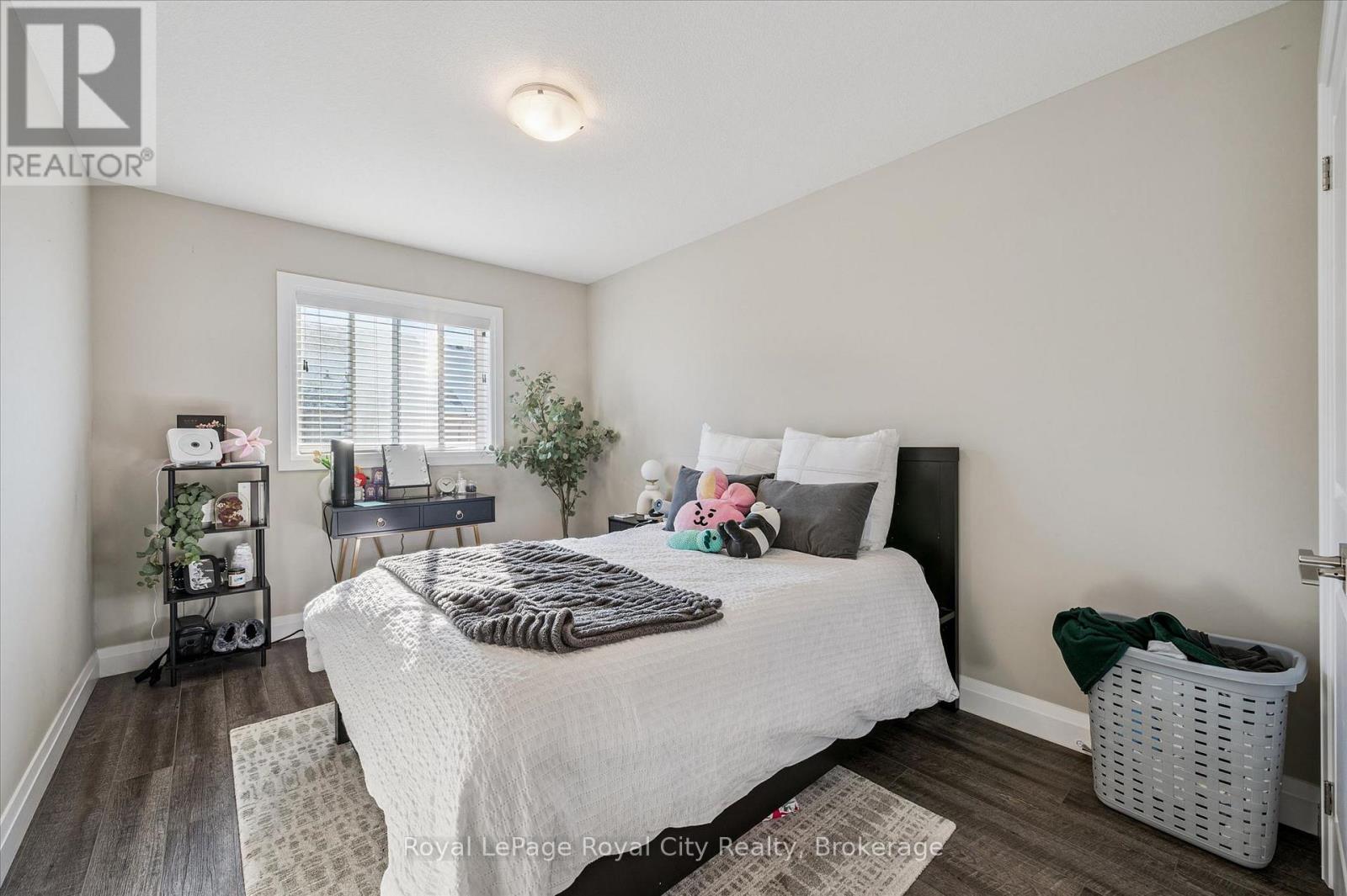 












3 - 35 WIDEMAN BOULEVARD

,
Guelph (Victoria North),




Ontario
N1E0J2

