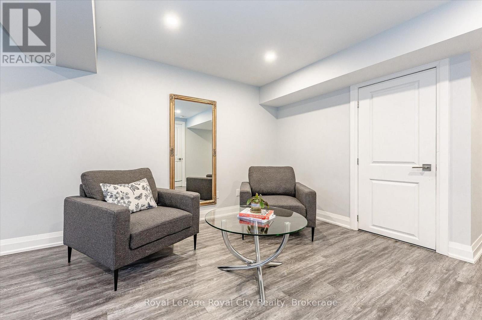 












3 - 35 WIDEMAN BOULEVARD

,
Guelph (Victoria North),




Ontario
N1E0J2

