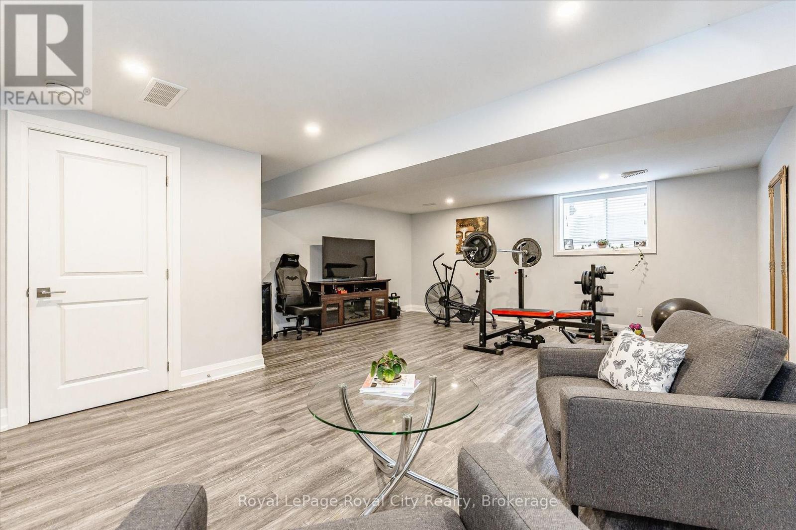 












3 - 35 WIDEMAN BOULEVARD

,
Guelph (Victoria North),




Ontario
N1E0J2

