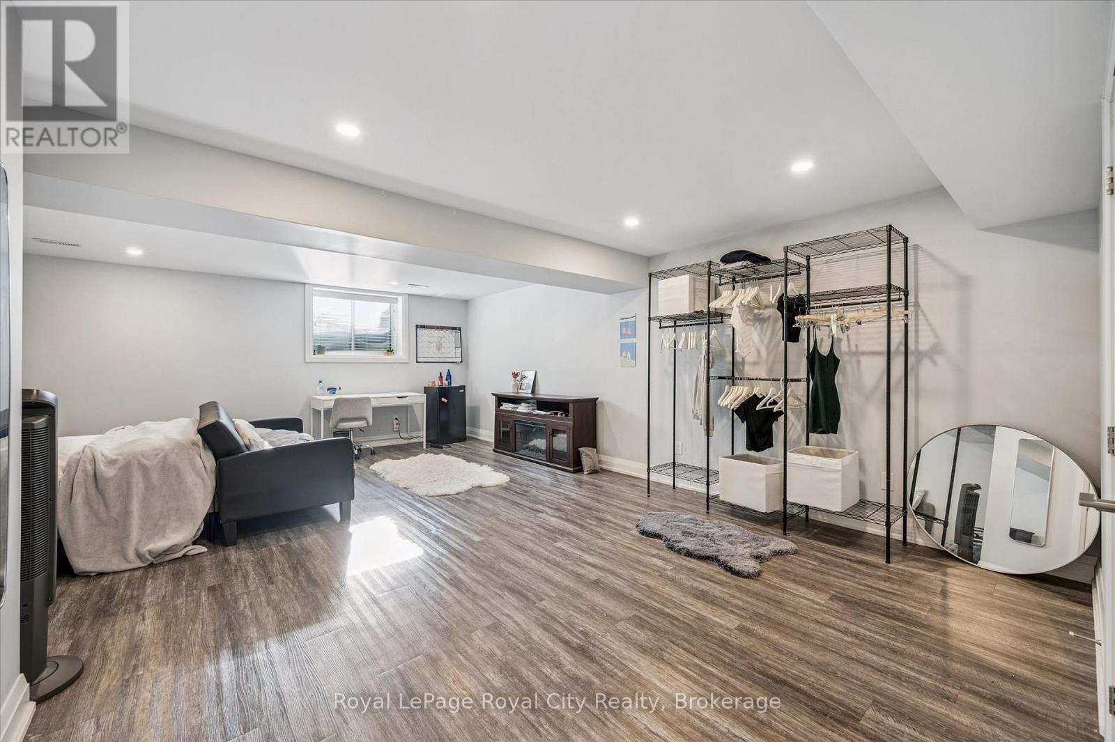 












3 - 35 WIDEMAN BOULEVARD

,
Guelph (Victoria North),




Ontario
N1E0J2

