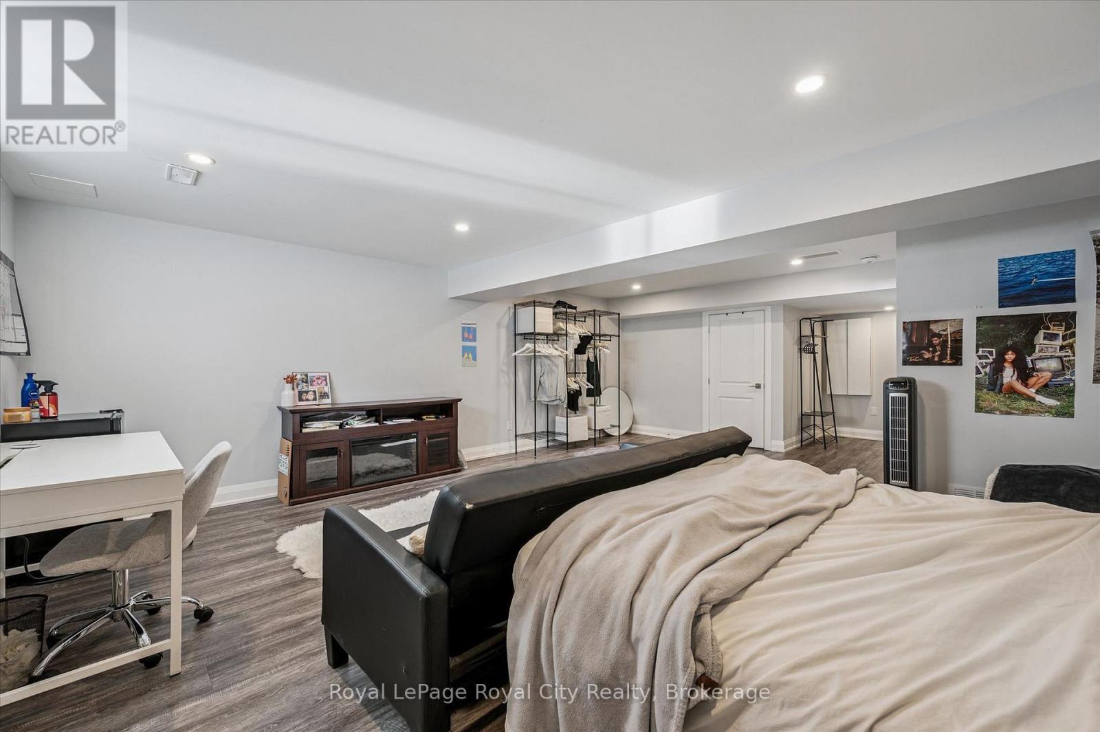 












3 - 35 WIDEMAN BOULEVARD

,
Guelph (Victoria North),




Ontario
N1E0J2

