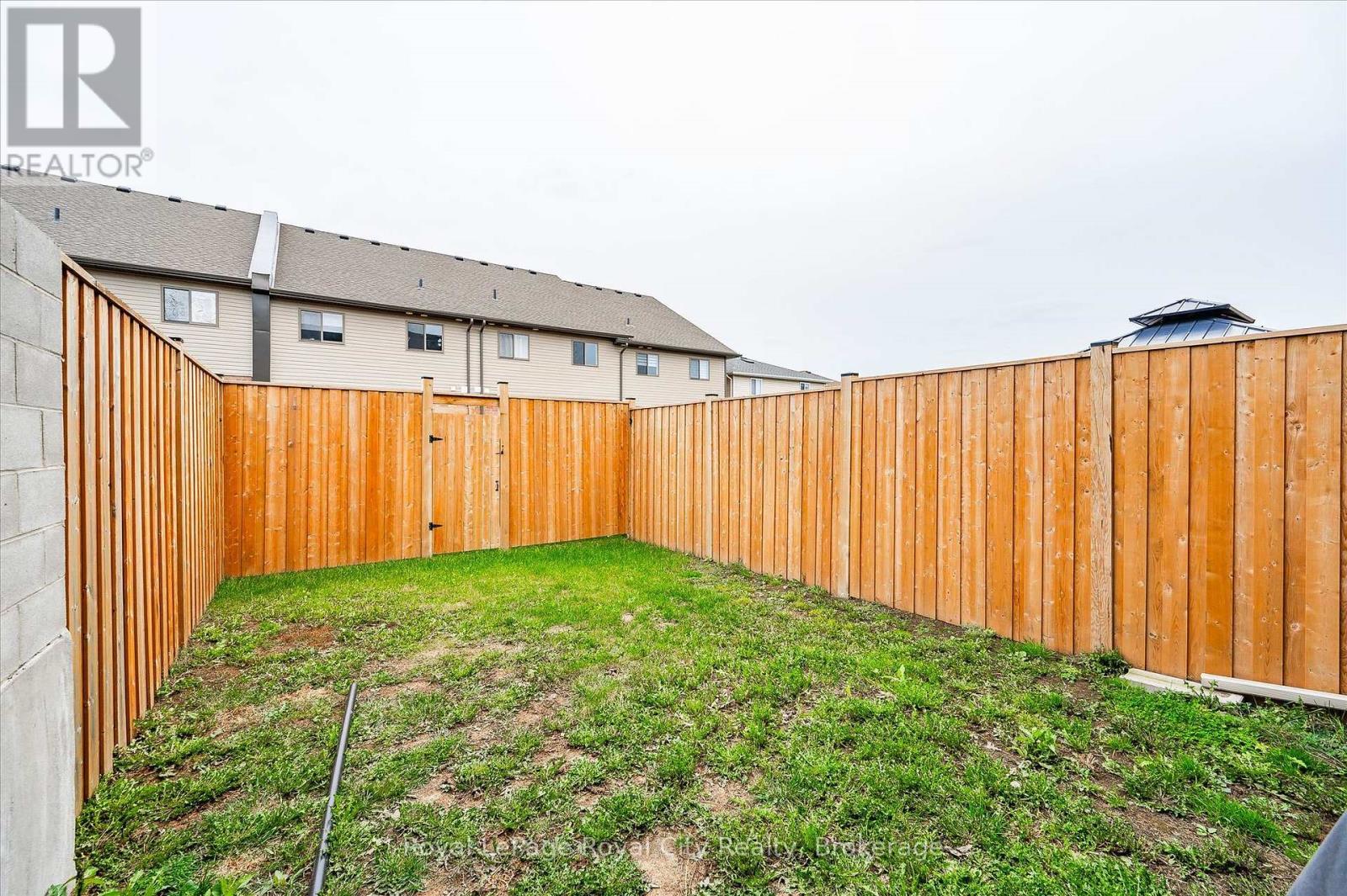 












3 - 35 WIDEMAN BOULEVARD

,
Guelph (Victoria North),




Ontario
N1E0J2

