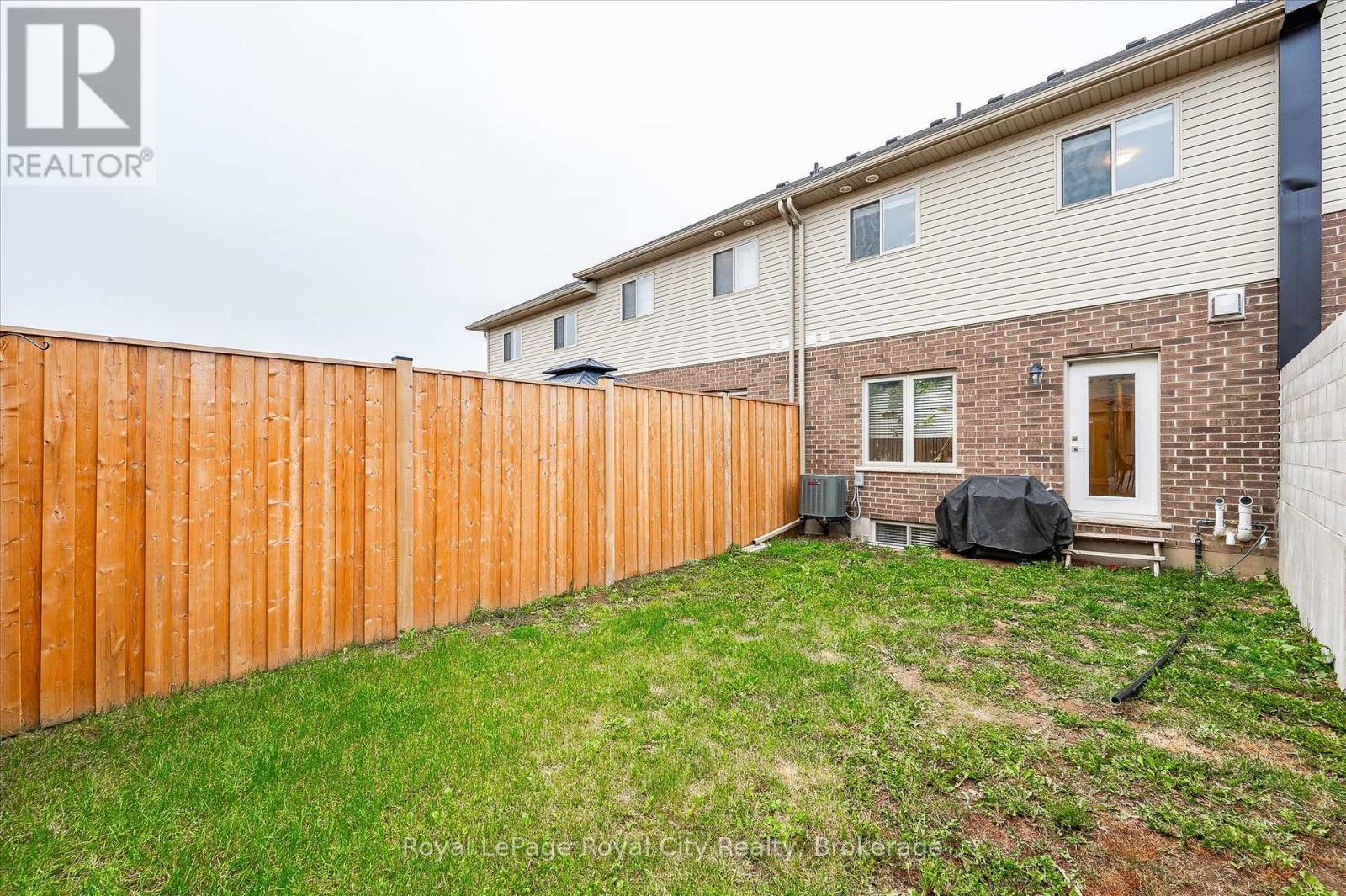 












3 - 35 WIDEMAN BOULEVARD

,
Guelph (Victoria North),




Ontario
N1E0J2

