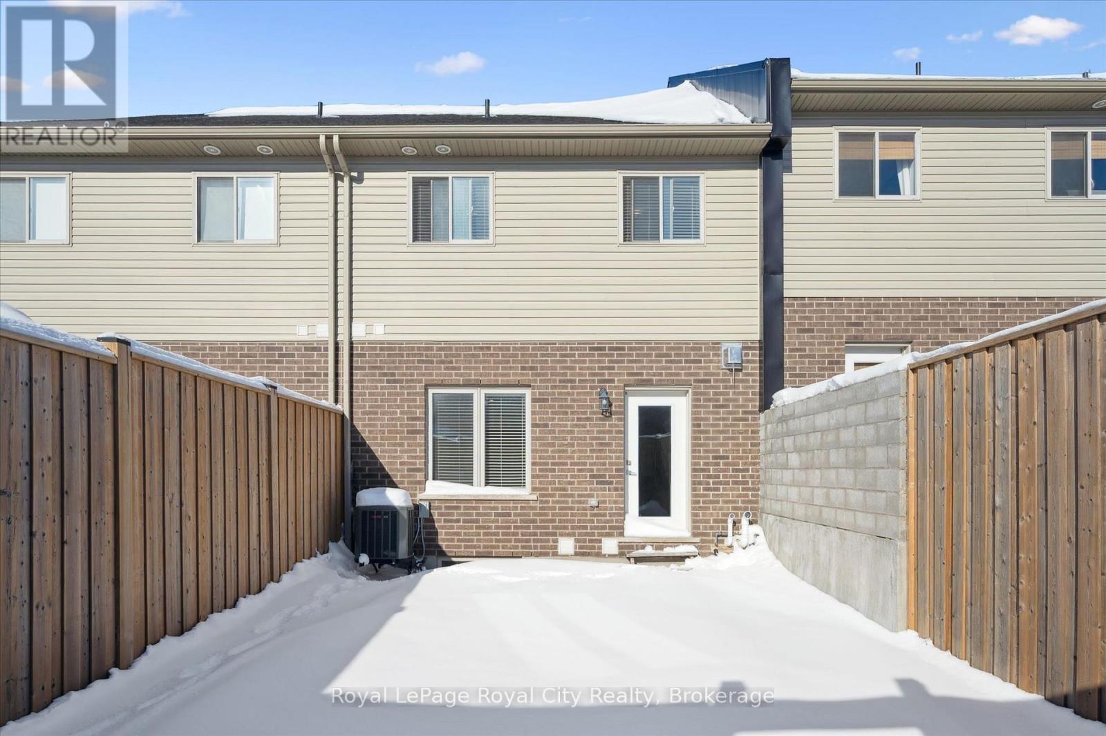 












3 - 35 WIDEMAN BOULEVARD

,
Guelph (Victoria North),




Ontario
N1E0J2

