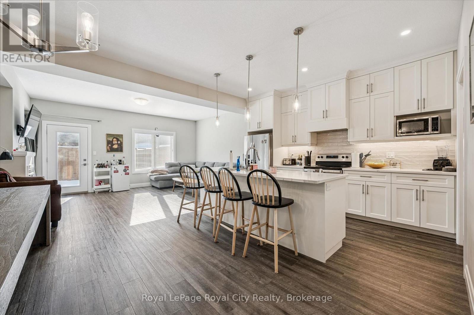 












3 - 35 WIDEMAN BOULEVARD

,
Guelph (Victoria North),




Ontario
N1E0J2

