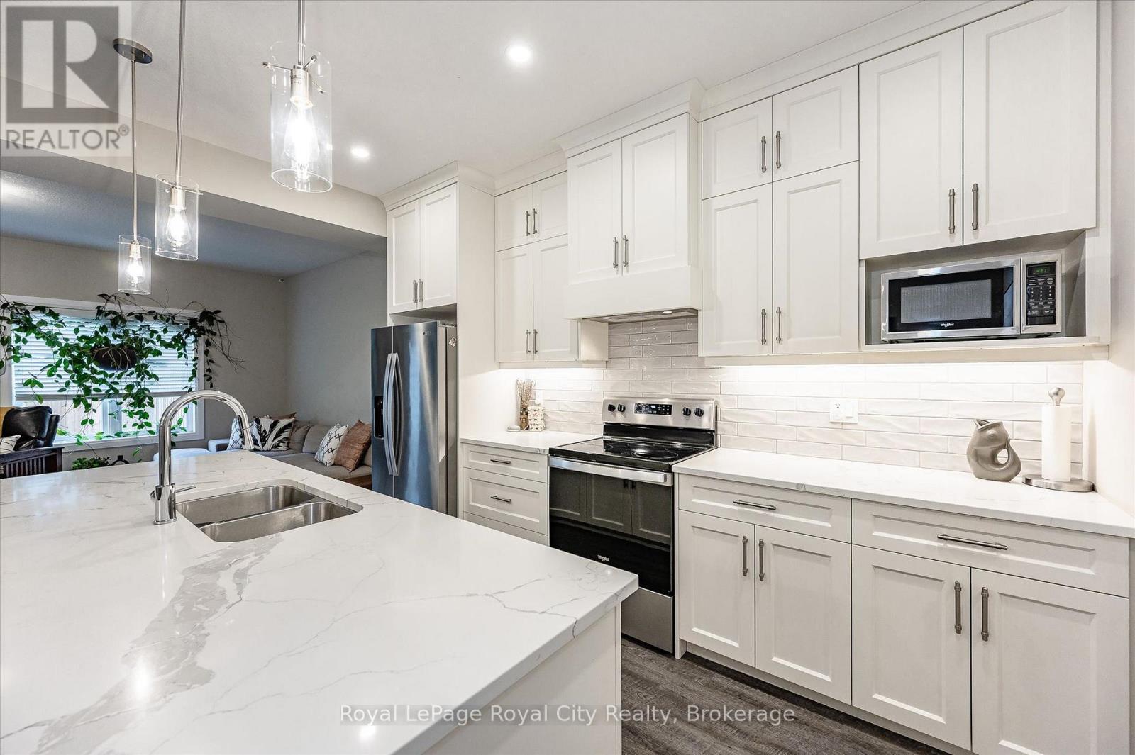 












3 - 35 WIDEMAN BOULEVARD

,
Guelph (Victoria North),




Ontario
N1E0J2

