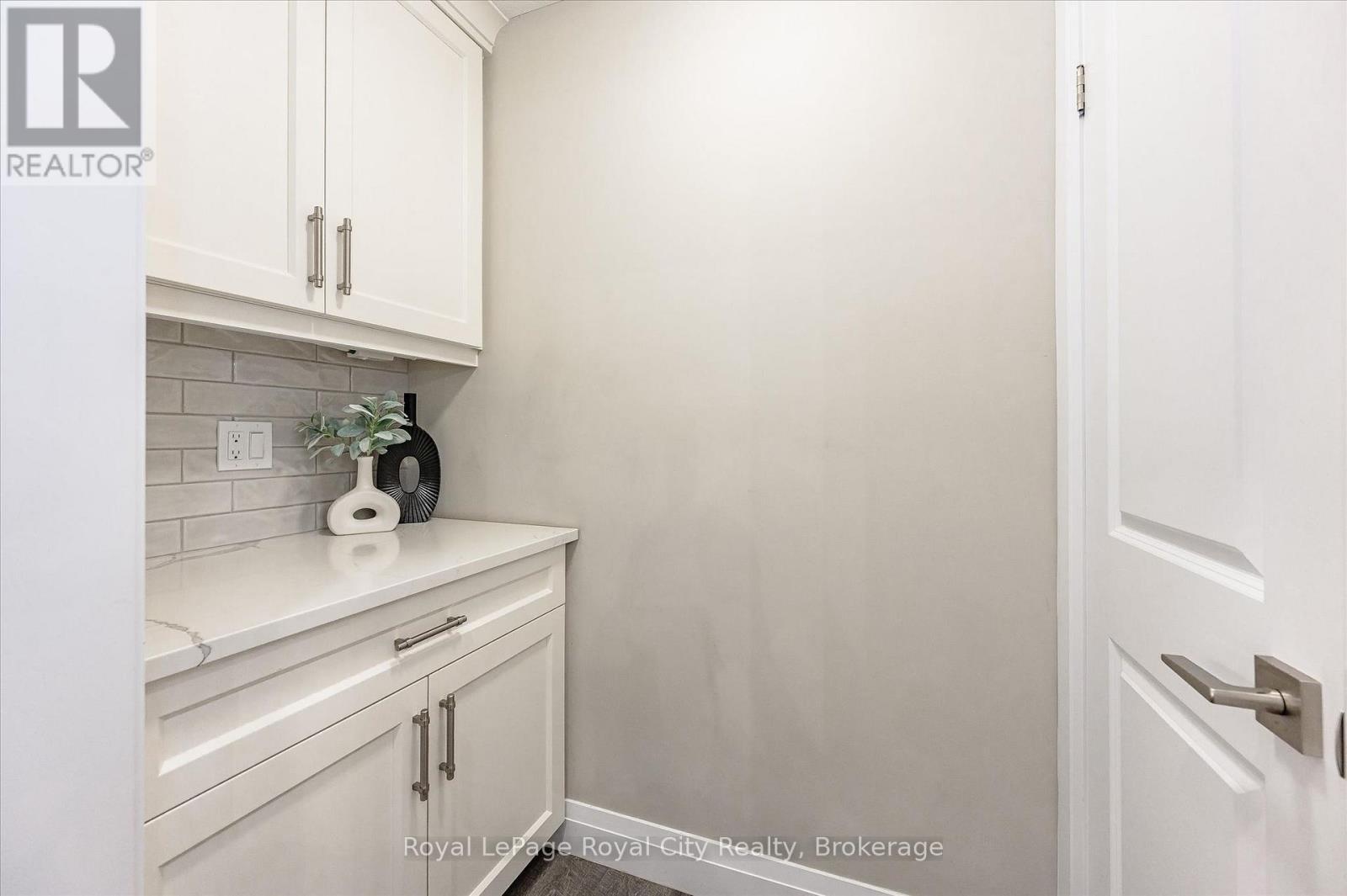 












3 - 35 WIDEMAN BOULEVARD

,
Guelph (Victoria North),




Ontario
N1E0J2

