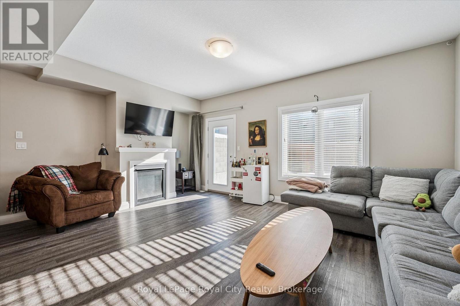 












3 - 35 WIDEMAN BOULEVARD

,
Guelph (Victoria North),




Ontario
N1E0J2

