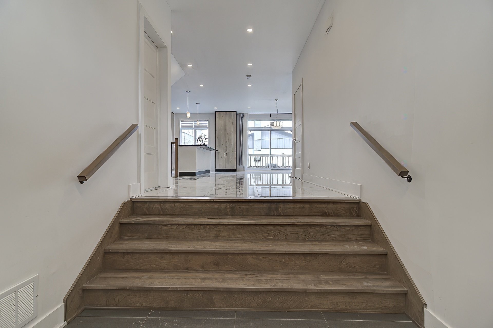 









5673


Rue Alexandre

,
Brossard,




QC
J4Z1N8

