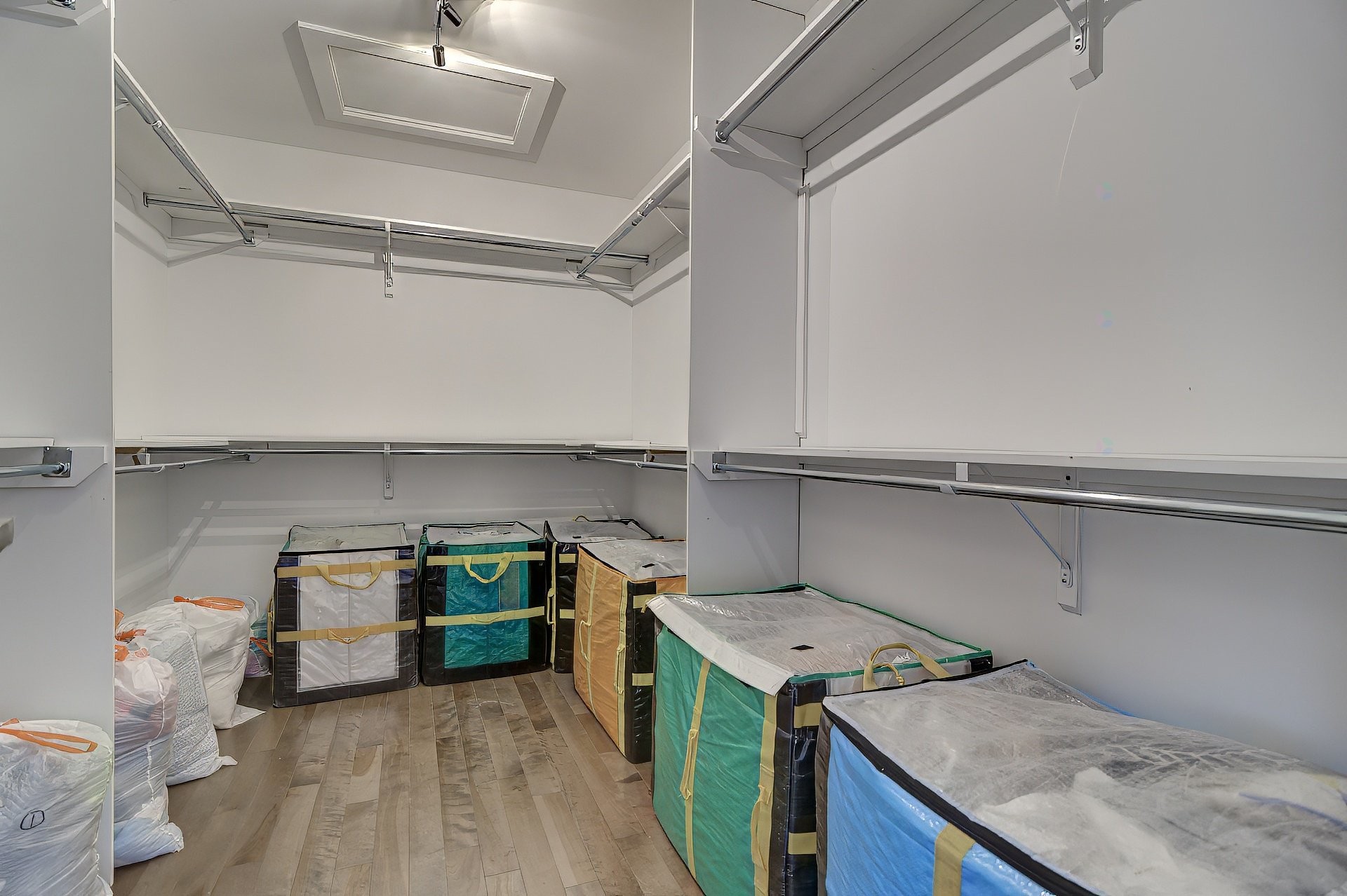 









5673


Rue Alexandre

,
Brossard,




QC
J4Z1N8

