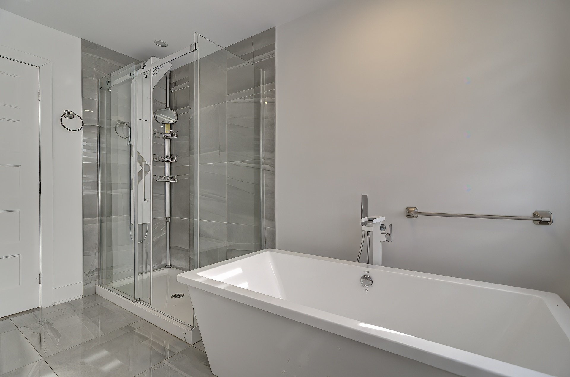 









5673


Rue Alexandre

,
Brossard,




QC
J4Z1N8

