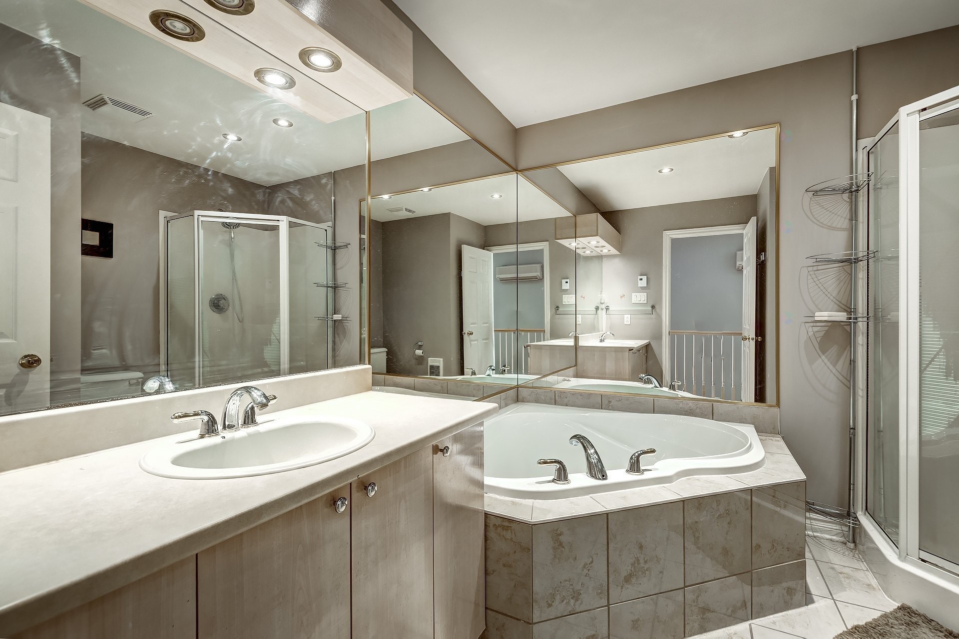 









1738


Boul. Alexis-Nihon

,
Montréal (Saint-Laurent),




QC
H4R2Y4

