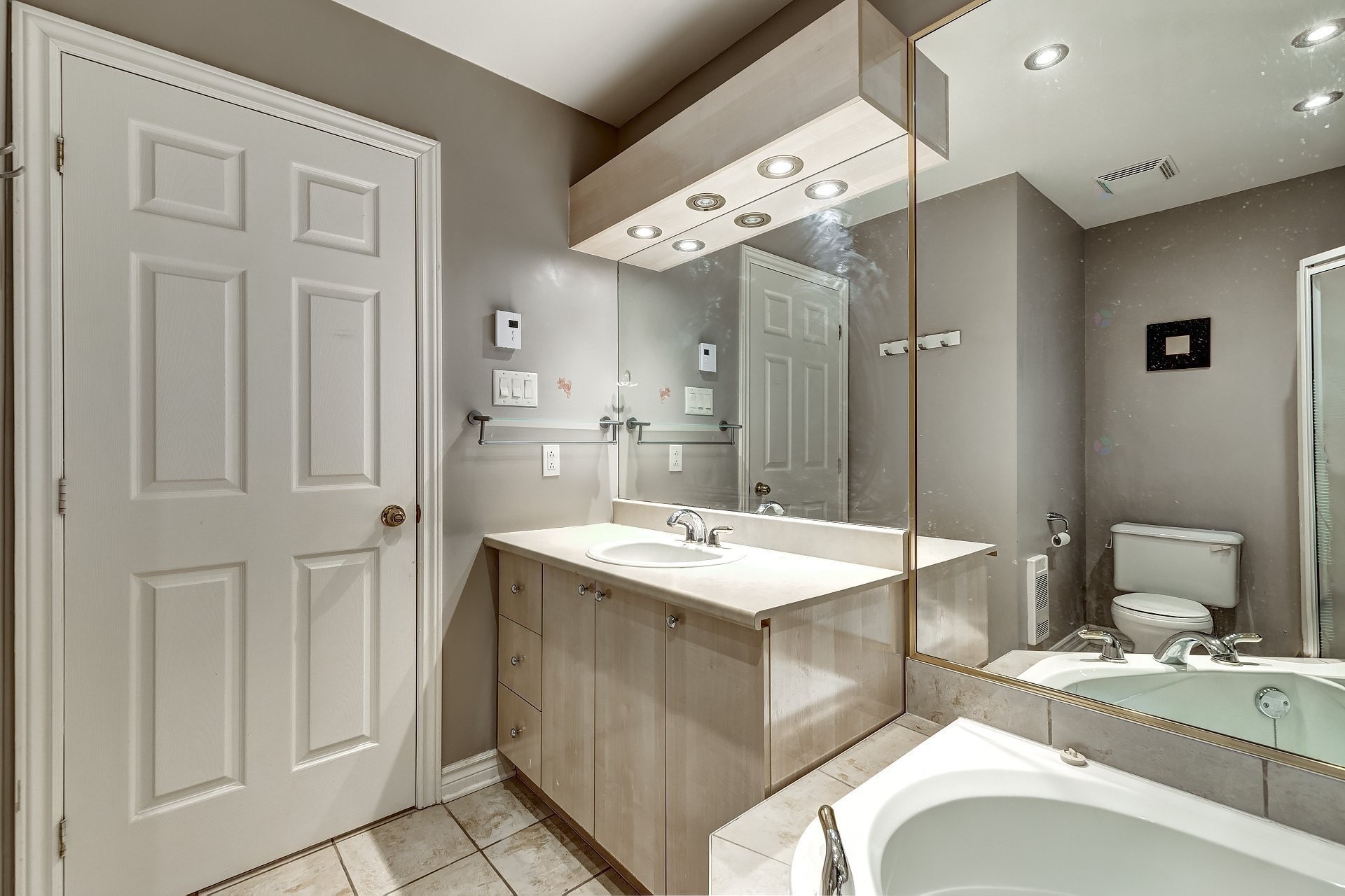 









1738


Boul. Alexis-Nihon

,
Montréal (Saint-Laurent),




QC
H4R2Y4

