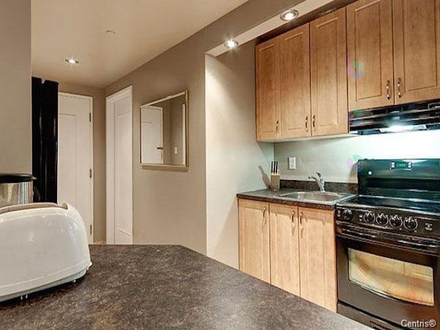 









1077


Rue St-Mathieu

, 764,
Montréal (Ville-Marie),




QC
H3H2S4

