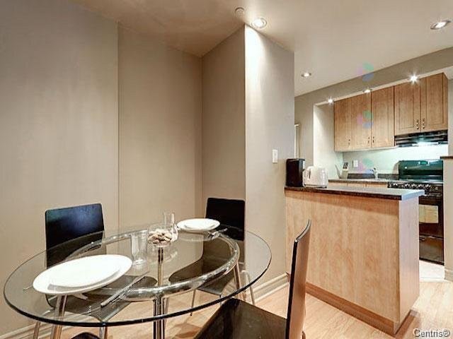 









1077


Rue St-Mathieu

, 764,
Montréal (Ville-Marie),




QC
H3H2S4

