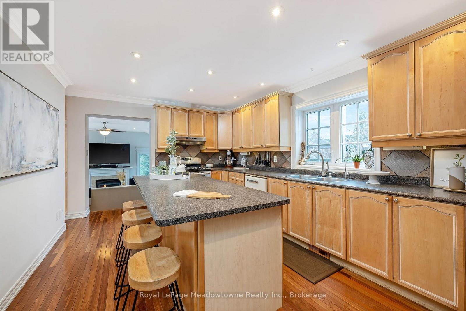 












49 MILL STREET

,
Milton (OM Old Milton),




Ontario
L9T1R7

