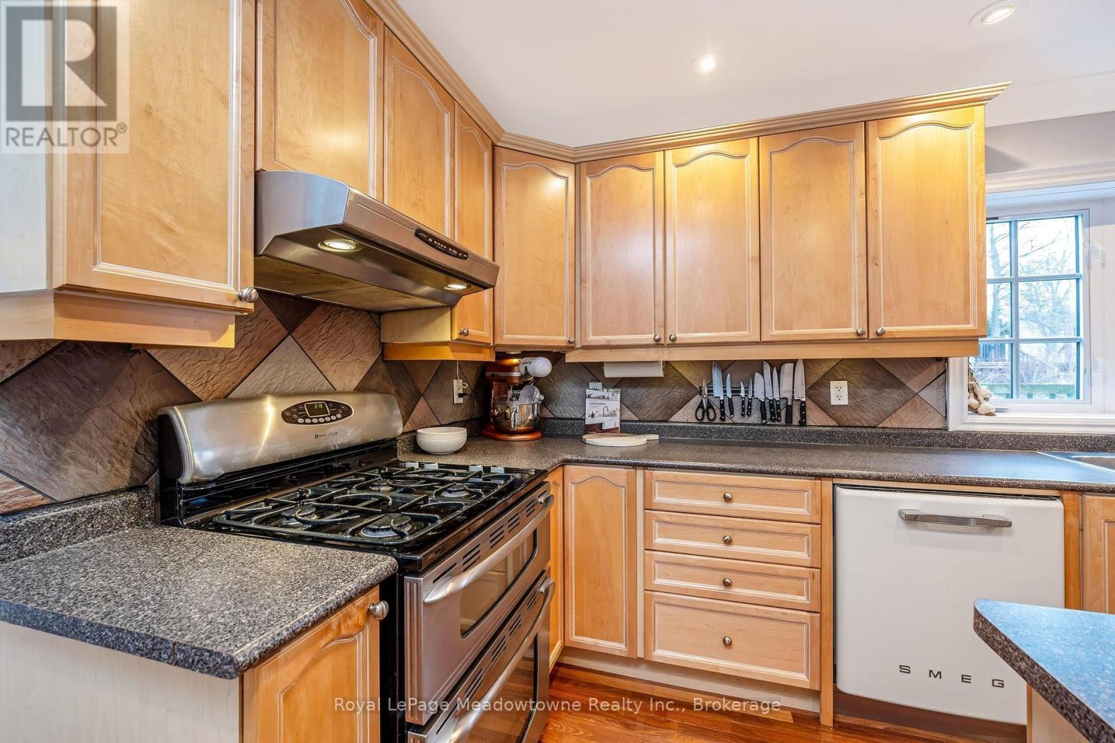 












49 MILL STREET

,
Milton (OM Old Milton),




Ontario
L9T1R7

