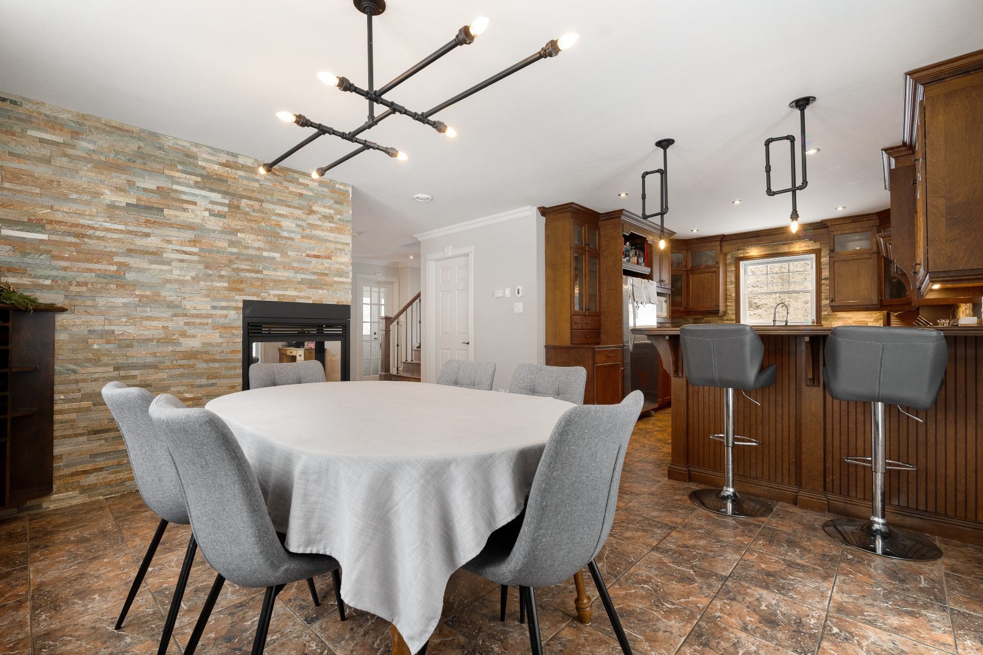 









1545


Rue de la Vallée-des-Murmures

,
Sherbrooke (Lennoxville),




QC
J1M0B5

