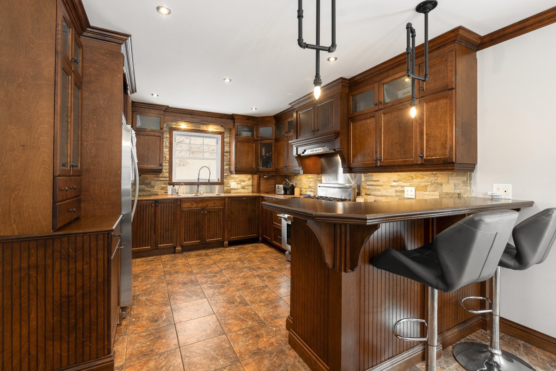 









1545


Rue de la Vallée-des-Murmures

,
Sherbrooke (Lennoxville),




QC
J1M0B5

