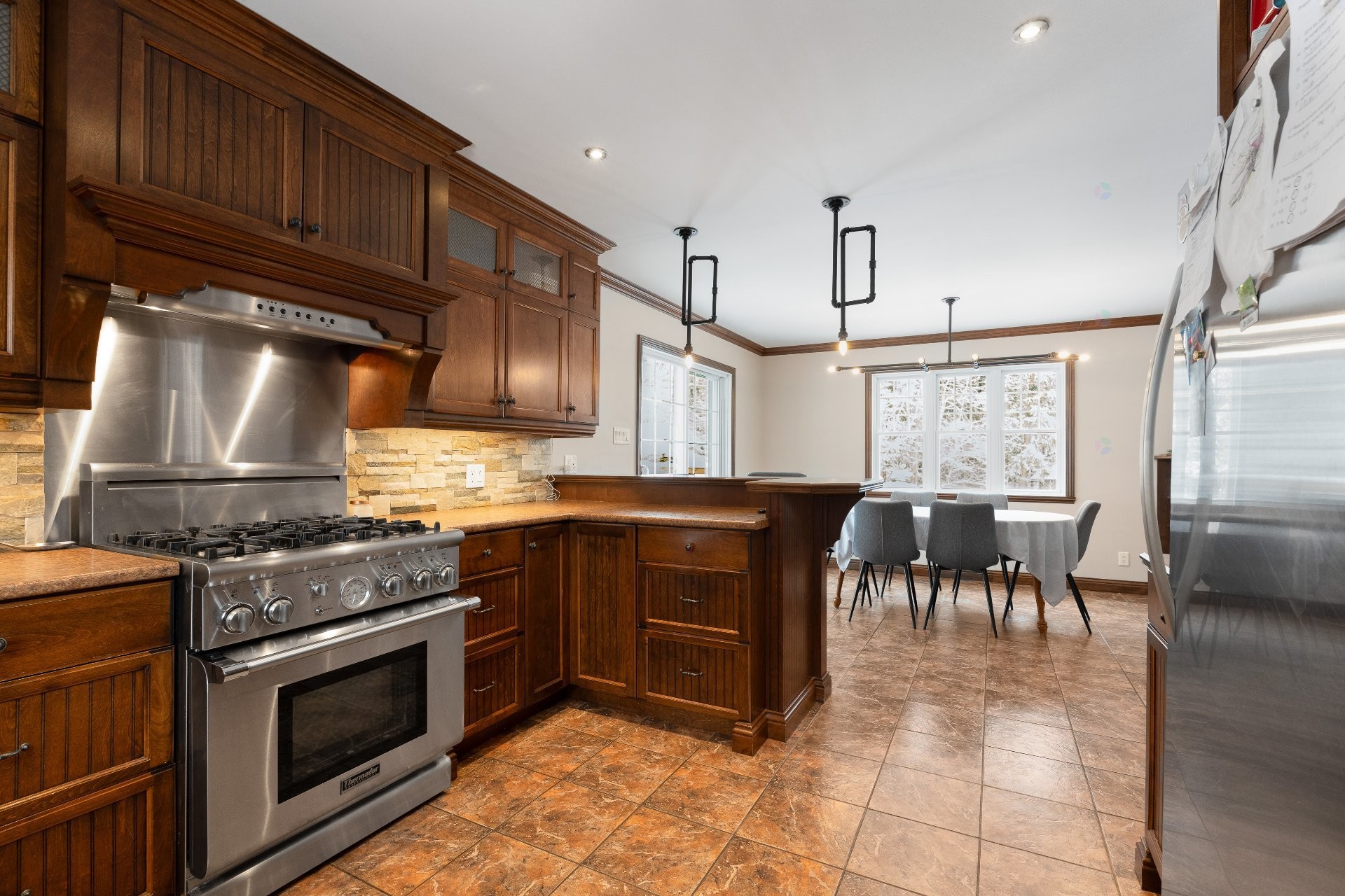 









1545


Rue de la Vallée-des-Murmures

,
Sherbrooke (Lennoxville),




QC
J1M0B5

