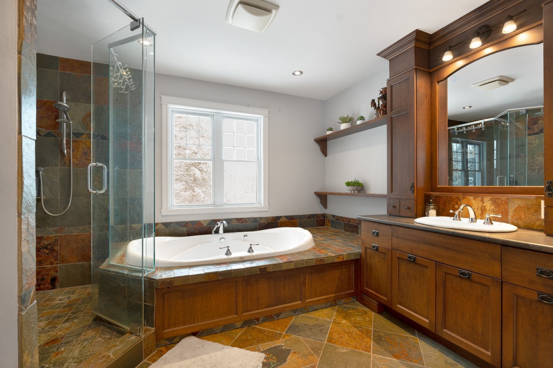 









1545


Rue de la Vallée-des-Murmures

,
Sherbrooke (Lennoxville),




QC
J1M0B5

